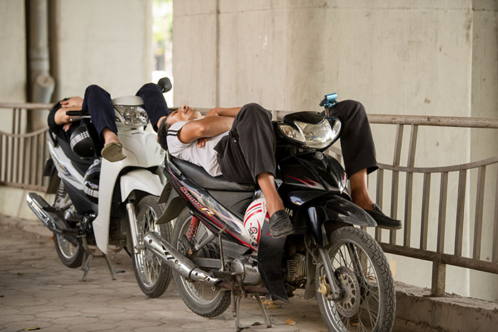 Người lao động "săn" bóng râm trốn cái nắng như thiêu như đốt ở Hà Nội - 2