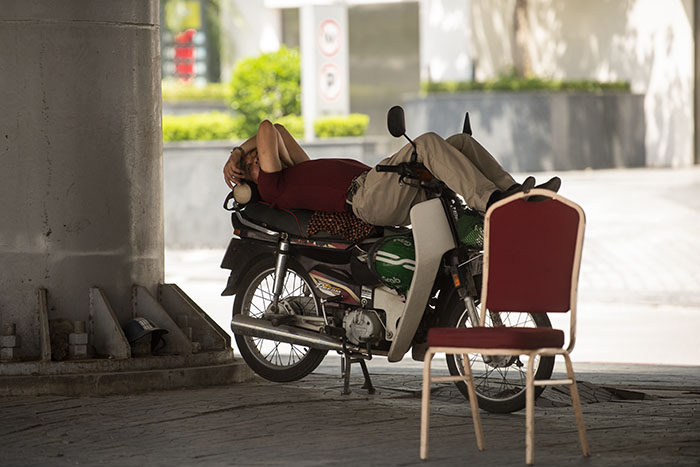 Người lao động "săn" bóng râm trốn cái nắng như thiêu như đốt ở Hà Nội - 4