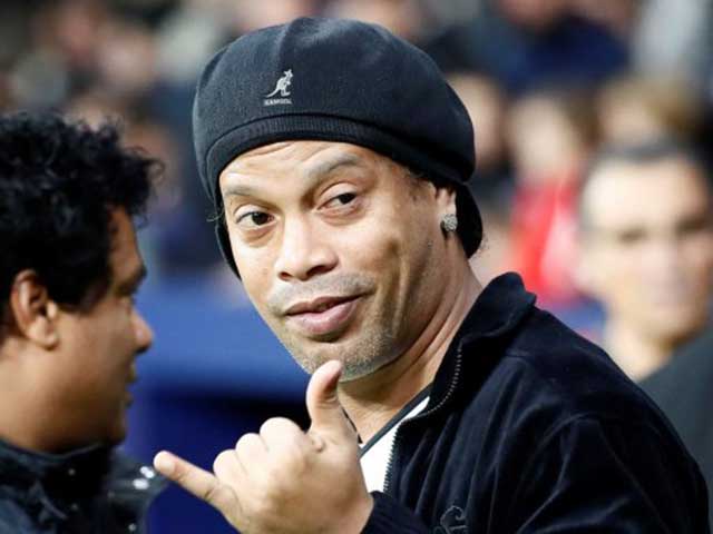 Ronaldinho tái xuất, bất ngờ tham gia sự kiện đặc biệt có Messi & Ronaldo