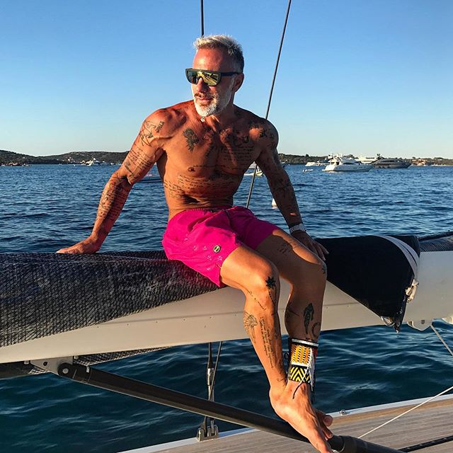 "Ông chú triệu phú" U60 vẫn cơ bắp cuồn cuộn khiến gái trẻ đáng tuổi con mê mẩn - 2