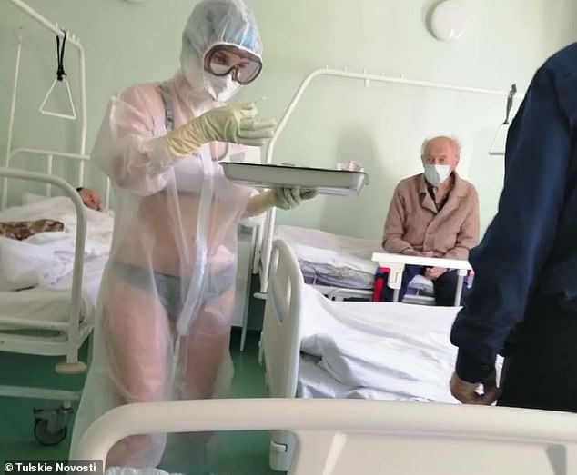 Cái kết bất ngờ cho nữ y tá Nga mặc nội y dưới áo choàng trong suốt - 1