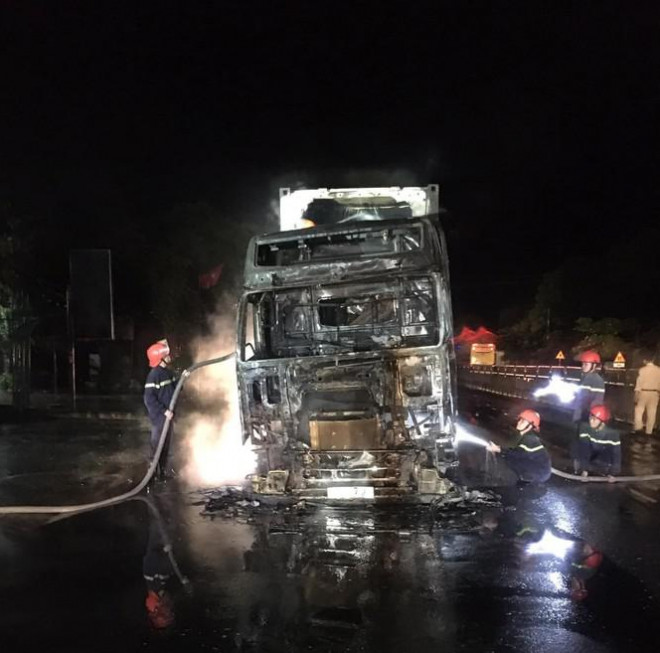 Đang lưu thông, chiếc xe đầu kéo bất ngờ bốc cháy dữ dội - 2