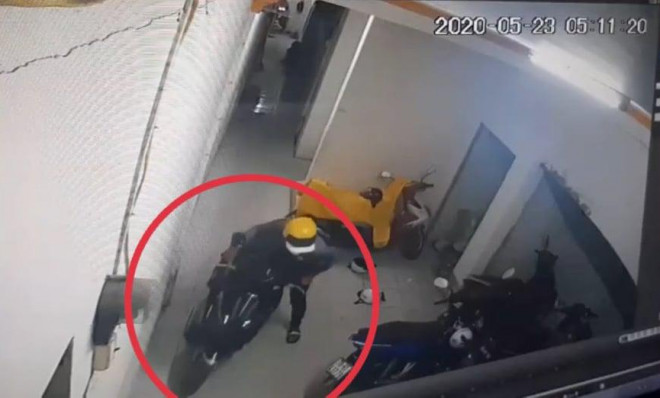 Camera ghi cảnh trộm phá cửa nhà trọ lấy 3 xe máy trong 1 tiếng không bị phát hiện - 1