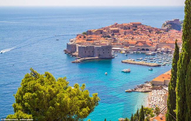 Dubrovnik, Croatia: Cảng biển cổ ở thành phố này được xây dựng từ thế kỷ thứ 15 và ngày nay nơi đây trở thành một địa điểm du lịch hấp dẫn. Pháo đài St John trên bến cảng được xây dựng vào năm 1346 để bảo vệ thành phố khỏi cướp biển.
