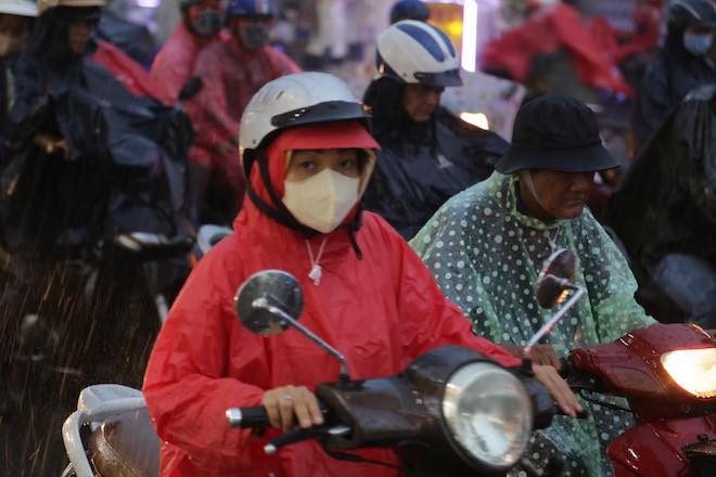 Mưa như trút nước, người Sài Gòn hứng trọn "combo" kẹt xe, ngập đường - 2