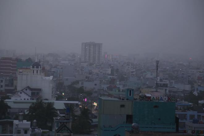 Mưa như trút nước, người Sài Gòn hứng trọn "combo" kẹt xe, ngập đường - 3