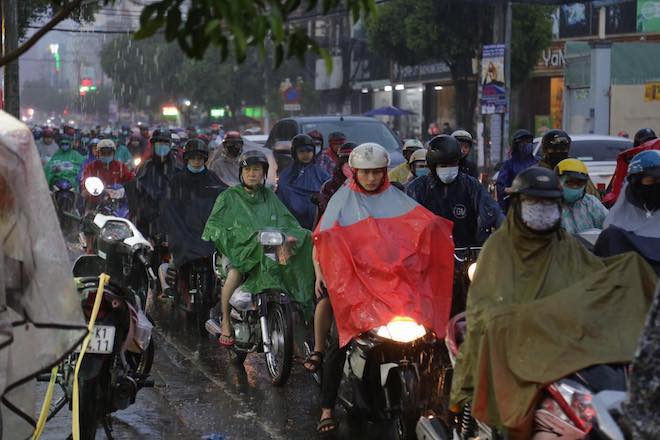 Mưa như trút nước, người Sài Gòn hứng trọn "combo" kẹt xe, ngập đường - 4