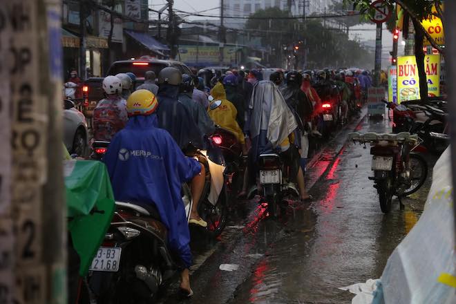 Mưa như trút nước, người Sài Gòn hứng trọn "combo" kẹt xe, ngập đường - 5