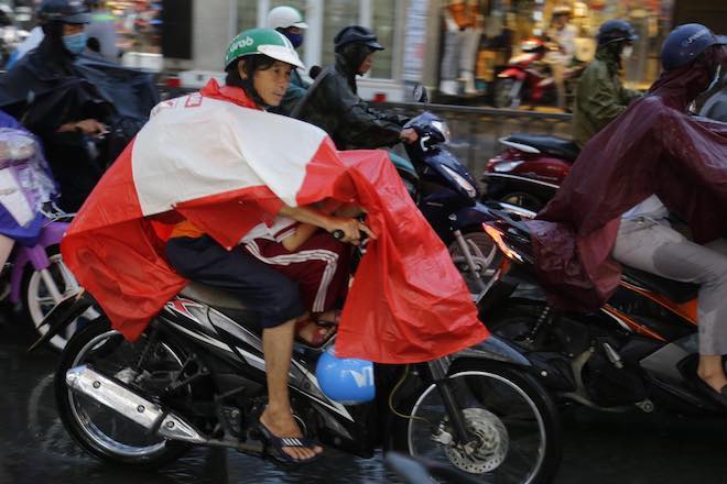 Mưa như trút nước, người Sài Gòn hứng trọn "combo" kẹt xe, ngập đường - 6