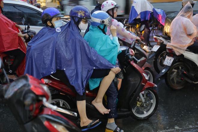 Mưa như trút nước, người Sài Gòn hứng trọn "combo" kẹt xe, ngập đường - 7