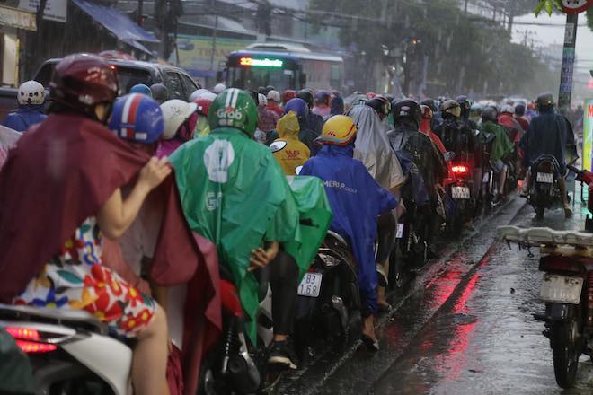 Mưa như trút nước, người Sài Gòn hứng trọn "combo" kẹt xe, ngập đường - 8