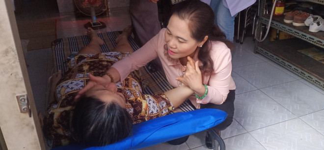 CLIP: Bí thư Nguyễn Thiện Nhân nắm chặt tay cha cháu bé bị phượng vĩ đè tử vong - 2