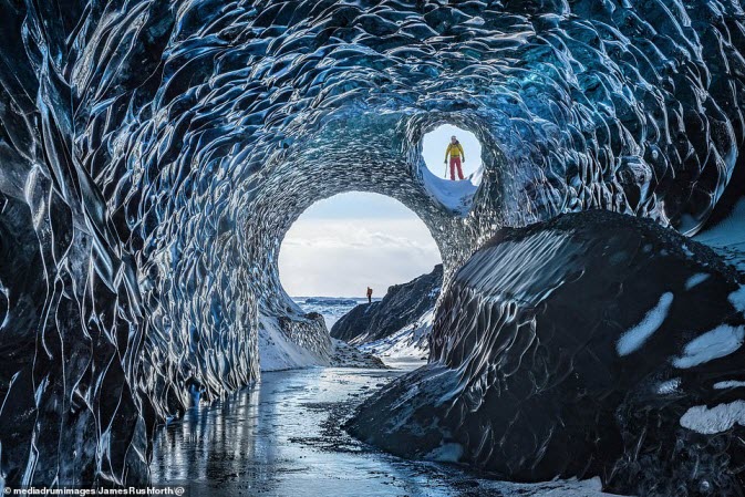 Vẻ kì bí bên trong hang động băng lớn nhất ở Iceland - 1