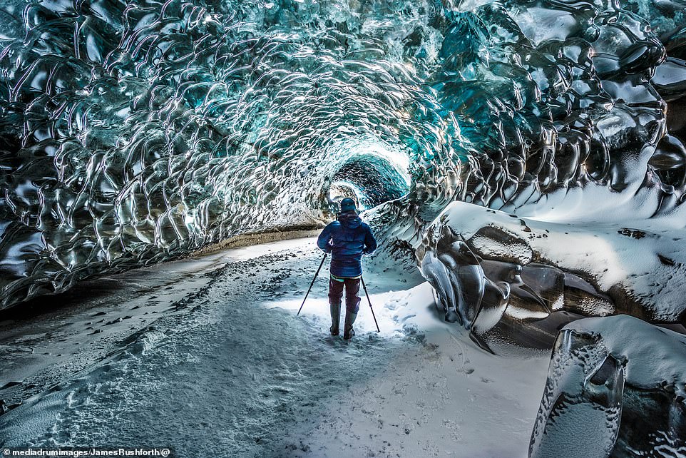 Vẻ kì bí bên trong hang động băng lớn nhất ở Iceland - 2