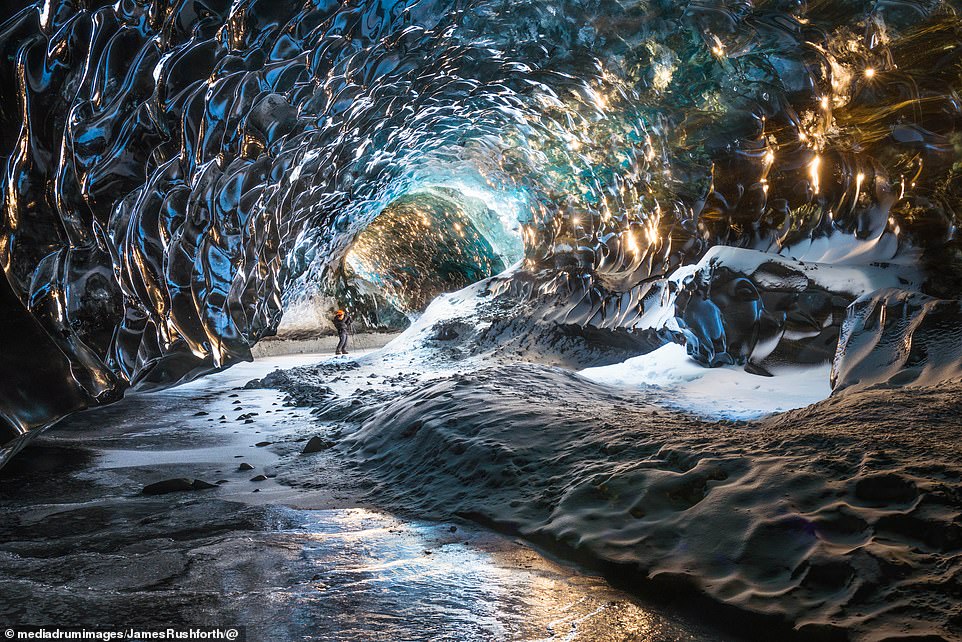 Vẻ kì bí bên trong hang động băng lớn nhất ở Iceland - 5