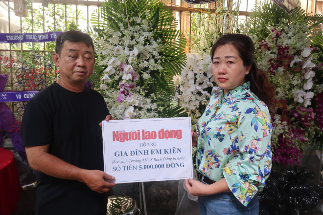 Vụ học sinh bị cây phượng đè tử vong: Khui heo đất gửi tiền cho mẹ chăm sóc em trước ngày gặp nạn - 1