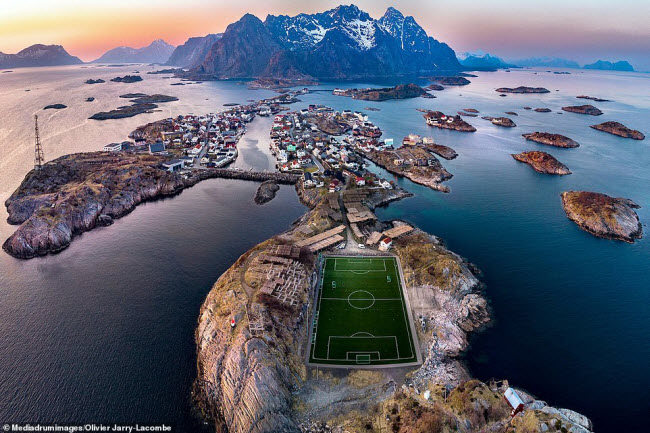 Nhiếp ảnh gia Olivier Jarry-Lacombe đã chụp bức ảnh này trên quần đảo Lofoten ở Na Uy. Ông đã đặt bức ảnh là “Hòn đảo thiên đường”.
