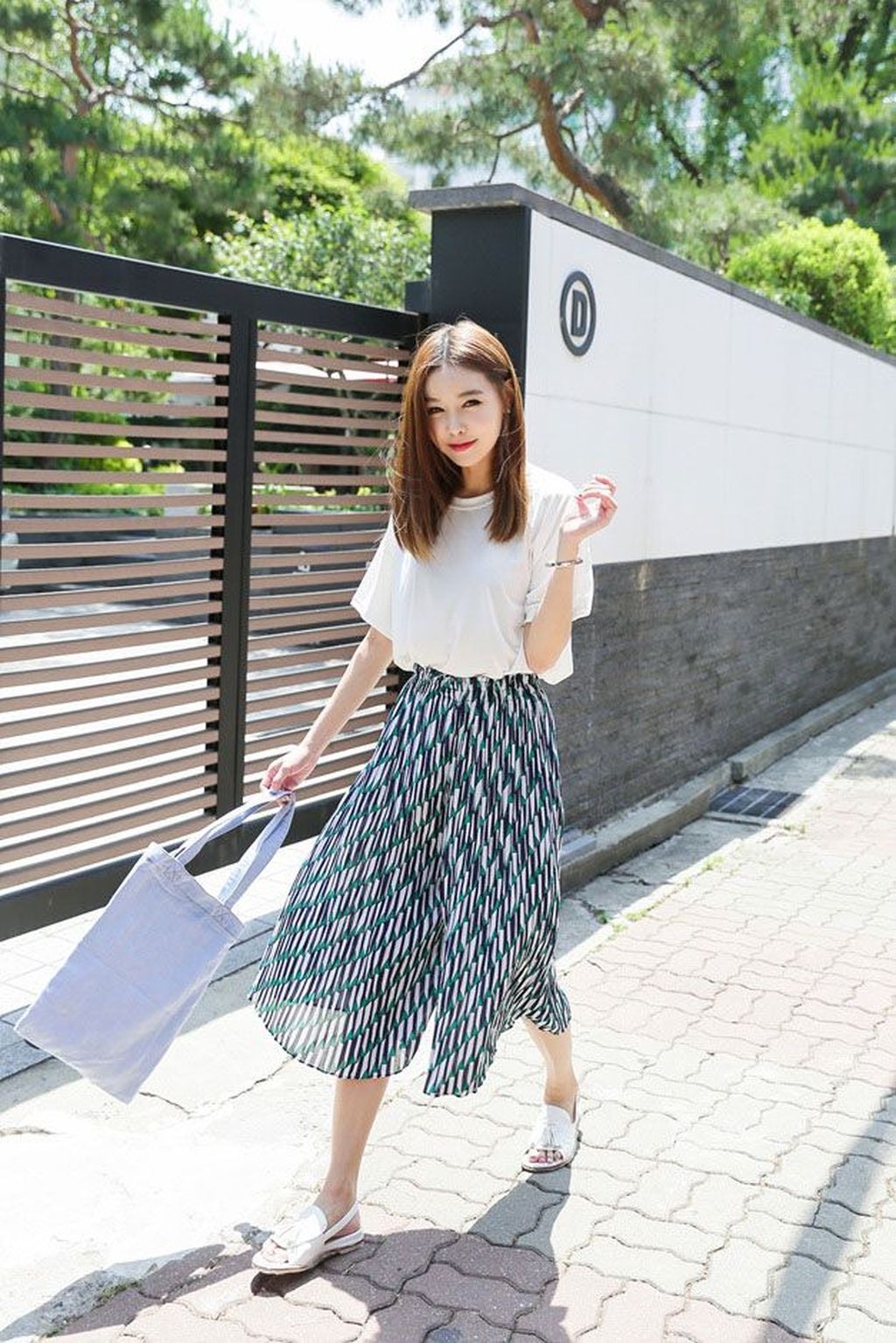 https://image-us.24h.com.vn/upload/2-2020/images/2020-05-27/Khong-con-best-trends-to-dress-casual-on-summer03-1590567566-686-width1024height1535.jpg