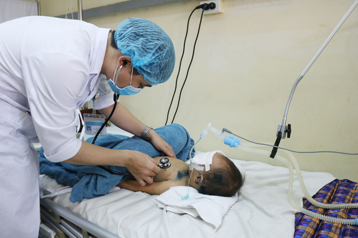 Trẻ 21 tháng tuổi hôn mê, nguy kịch vì đuối nước - 1