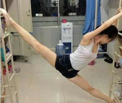 Nữ sinh xứ Trung khiến mày râu ùn ùn xếp hàng vì sở hữu body mềm như sợi bún - 7