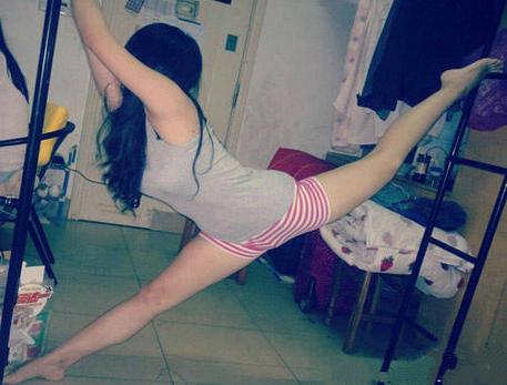 Nữ sinh xứ Trung khiến mày râu ùn ùn xếp hàng vì sở hữu body mềm như sợi bún - 8