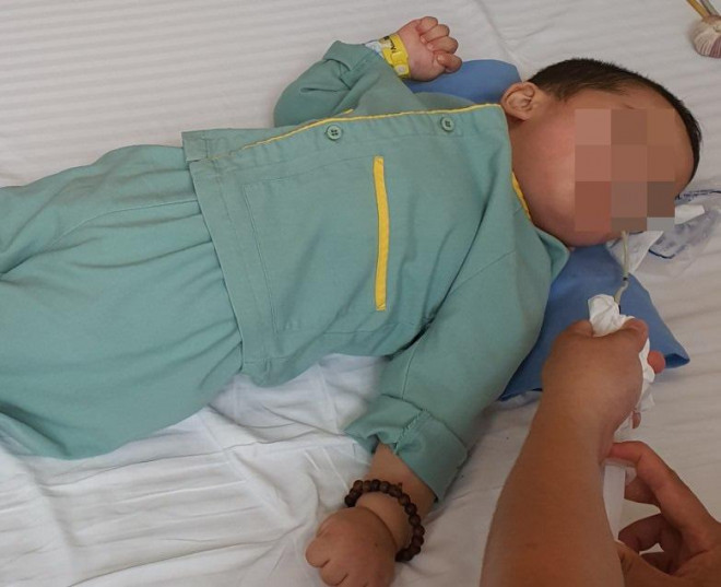 Bé trai 21 tháng bị bại não chỉ sau một cốc trà sữa, cảnh báo sai lầm cha mẹ có thể làm trẻ chết oan - 1