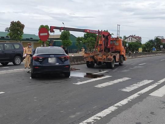 Tông dải phân cách giữa đường, 4 người trên xế hộp trọng thương - 2