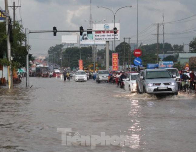 Mưa lớn kéo dài ở Bình Dương, một bé trai mất tích - 2