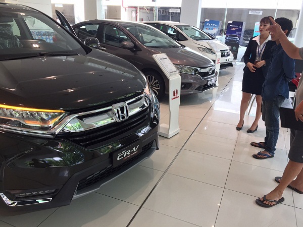 Người mua ô tô “nội” chính thức được giảm 50% lệ phí trước bạ - 1