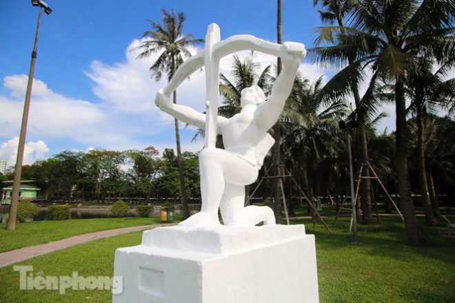 Sau lòe loẹt màu sắc, tượng ở công viên Thống Nhất mặc lại 'áo trắng' - 5