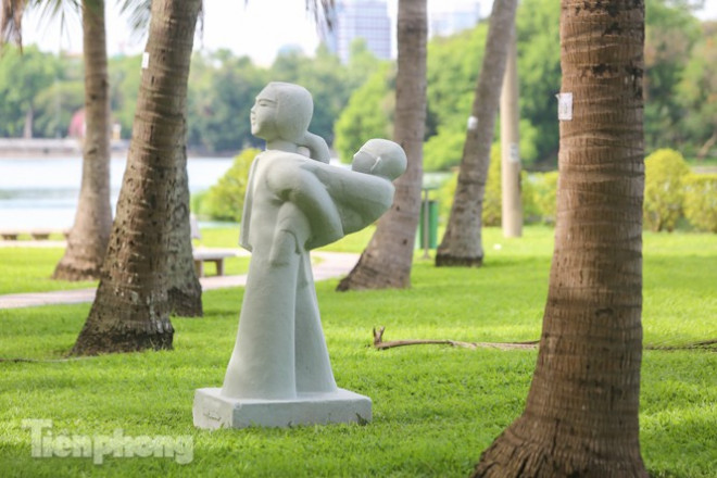 Sau lòe loẹt màu sắc, tượng ở công viên Thống Nhất mặc lại 'áo trắng' - 7
