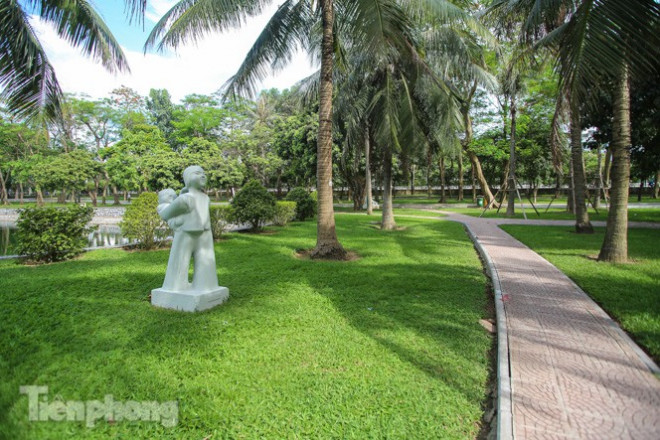 Sau lòe loẹt màu sắc, tượng ở công viên Thống Nhất mặc lại 'áo trắng' - 8