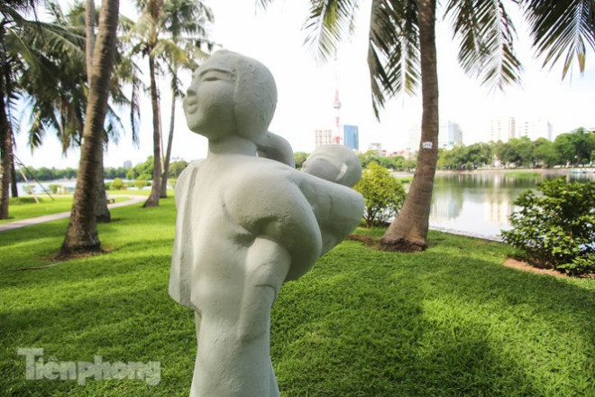 Sau lòe loẹt màu sắc, tượng ở công viên Thống Nhất mặc lại 'áo trắng' - 9