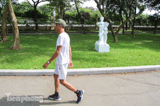 Sau lòe loẹt màu sắc, tượng ở công viên Thống Nhất mặc lại 'áo trắng' - 10