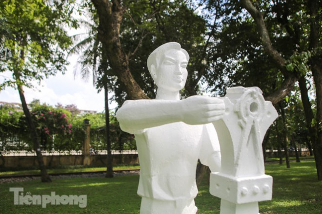 Sau lòe loẹt màu sắc, tượng ở công viên Thống Nhất mặc lại 'áo trắng' - 11