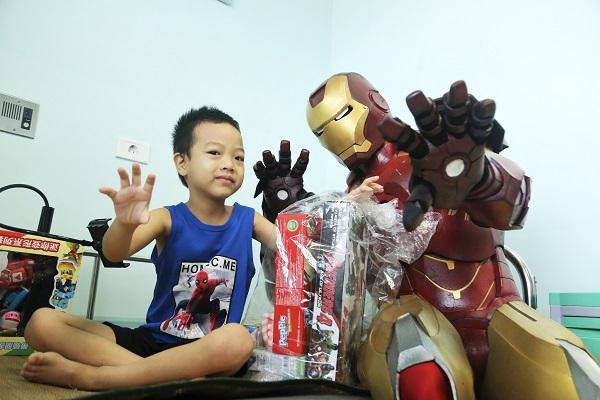 Các "siêu anh hùng" đổ bộ Viện Nhi Trung ương tặng quà nhân ngày Quốc tế thiếu nhi - 2