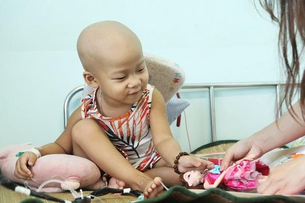 Các "siêu anh hùng" đổ bộ Viện Nhi Trung ương tặng quà nhân ngày Quốc tế thiếu nhi - 7