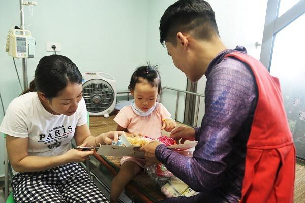 Các "siêu anh hùng" đổ bộ Viện Nhi Trung ương tặng quà nhân ngày Quốc tế thiếu nhi - 3