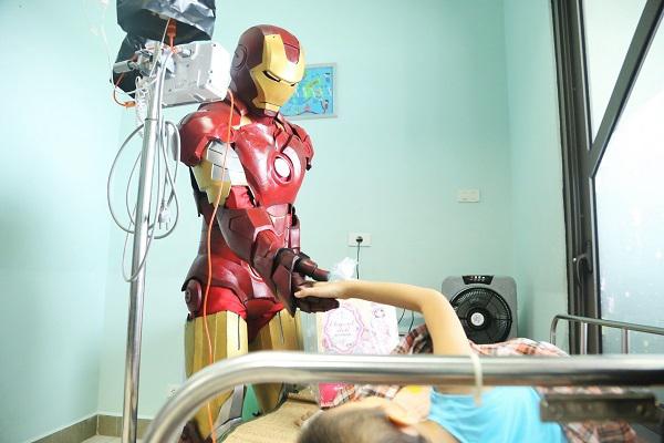 Các "siêu anh hùng" đổ bộ Viện Nhi Trung ương tặng quà nhân ngày Quốc tế thiếu nhi - 5