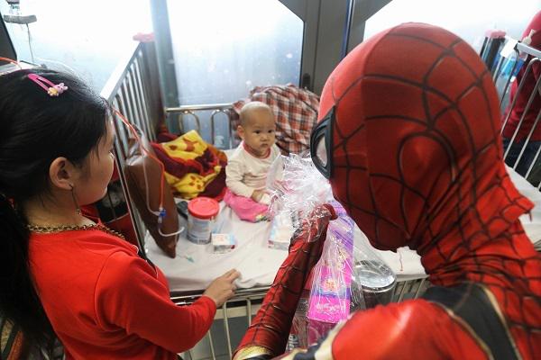 Các "siêu anh hùng" đổ bộ Viện Nhi Trung ương tặng quà nhân ngày Quốc tế thiếu nhi - 4