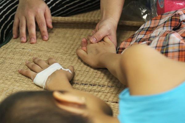 Các "siêu anh hùng" đổ bộ Viện Nhi Trung ương tặng quà nhân ngày Quốc tế thiếu nhi - 6