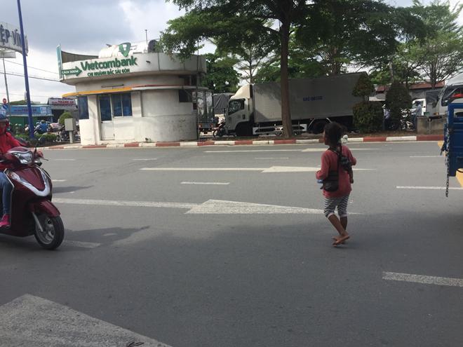 Muôn kiểu "chăn dắt" trẻ em ăn xin trên đường phố - 4