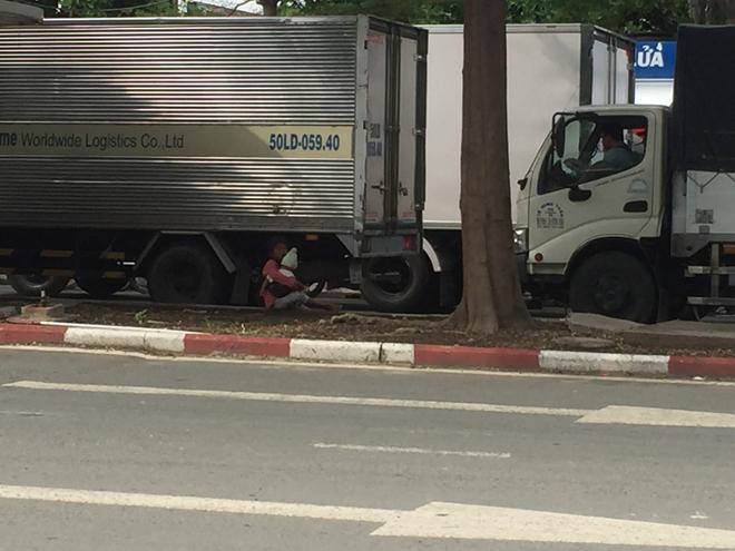 Muôn kiểu "chăn dắt" trẻ em ăn xin trên đường phố - 5