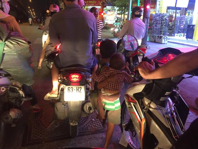 Muôn kiểu "chăn dắt" trẻ em ăn xin trên đường phố - 8