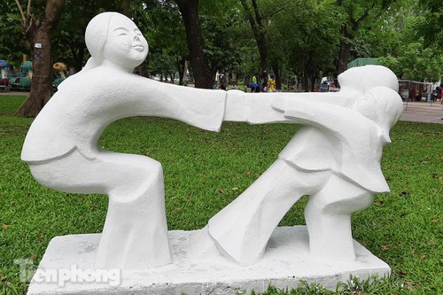 Sau lòe loẹt màu sắc, tượng ở công viên Thống Nhất mặc lại 'áo trắng' - 4