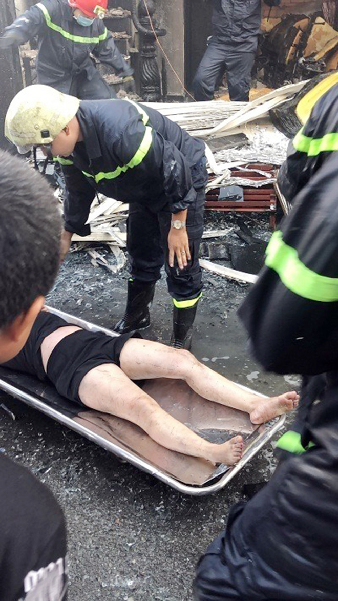 7 người mắc kẹt, khóc gào trong căn nhà rực lửa ở Sài Gòn - 5