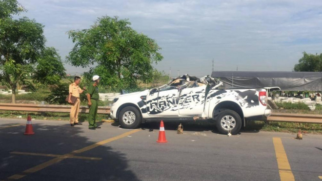 Ô tô bán tải biến dạng sau va chạm với xe tải, hai người tử vong tại chỗ - 2