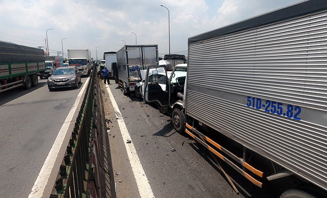 11 ô tô “dồn toa” trên cầu ở Sài Gòn, giao thông “tê liệt” nhiều giờ - 2