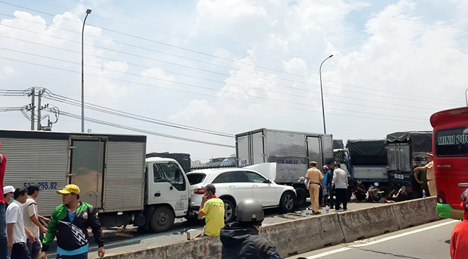 11 ô tô “dồn toa” trên cầu ở Sài Gòn, giao thông “tê liệt” nhiều giờ - 5