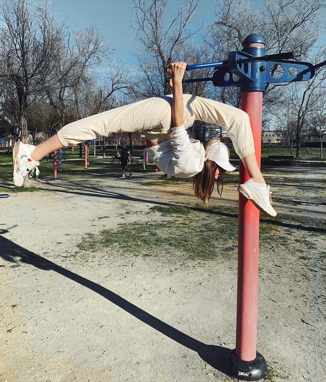 "Thiên thần thể dục nghệ thuật Nga" mê hoặc với màn xoạc chân trên giường - 5